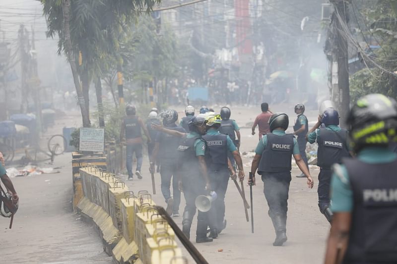 চট্টগ্রামে নিউমার্কেট এলাকায়  বিক্ষোভকারীদের মুখোমুখি পুলিশের অবস্থান। আজ বেলা সাড়ে ১২টায়