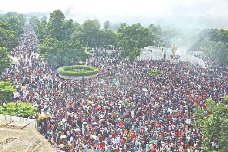 শেখ হাসিনার পদত্যাগের খবরে প্রধানমন্ত্রীর কার্যালয় ও গণভবন অভিমুখে লাখো মানুষ। গতকাল রাজধানীর বিজয় সরণিতে