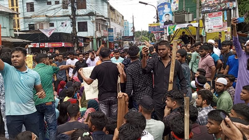 কিশোরগঞ্জে হাজারো ছাত্র–জনতা বিক্ষোভ মিছিল ও সড়ক অবরোধ করে