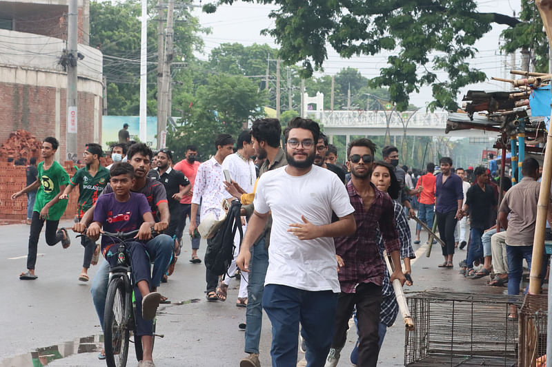 সংঘর্ষের চিত্র। রোববার রাজশাহীর তালাইমারি মোড়ে