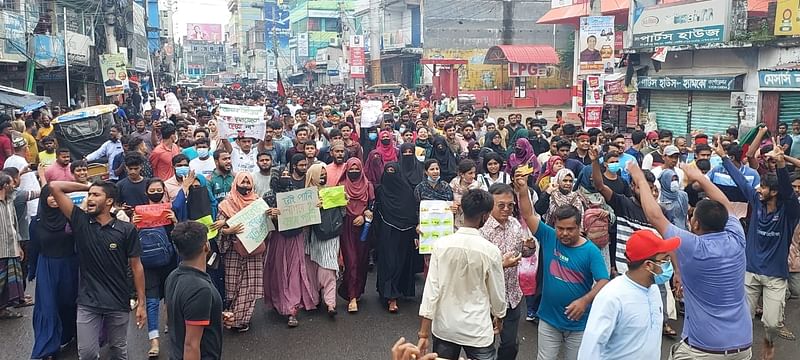 কোটা সংস্কার আন্দোলনে গ্রেপ্তার ব্যক্তিদের মুক্তিসহ ৯ দফা দাবিতে সাতক্ষীরায় বিক্ষোভ মিছিল, সমাবেশ ও সড়ক অবরোধ করেন বৈষম্যবিরোধী ছাত্র আন্দোলনকারীরা। আজ শনিবার বেলা সাড়ে ১১টার দিকে সাতক্ষীরা শহরে