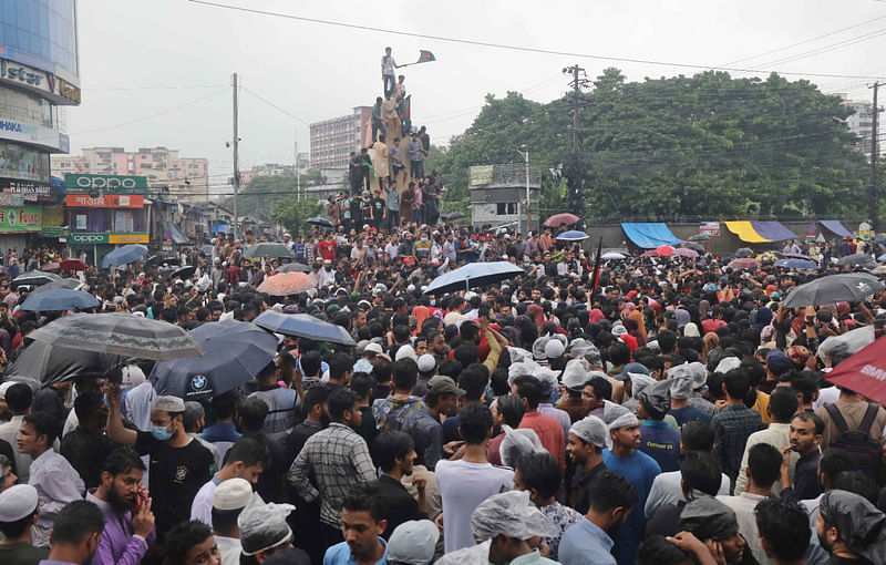 চট্টগ্রাম নগরের আন্দরকিল্লা থেকে শুরু হওয়া গণমিছিল নিউ মার্কেট মোড়ে কিছুক্ষণ অবস্থান নিয়ে বিক্ষোভ করে। আজ বেলা আড়াইটায়