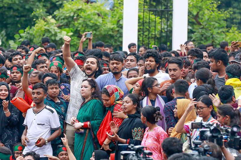 কেন্দ্রীয় শহীদ মিনার চত্বরে কোটা সংস্কার আন্দোলনের সমন্বয়কেরা। ঢাকা, ৩ আগস্ট