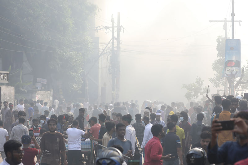 রাজধানীর বিভিন্ন এলাকায় আন্দোলনকারীদের সঙ্গে পুলিশ ও আওয়ামী লীগের নেতা-কর্মীদের সংঘর্ষ হয়। রোববার দুপুরে রাজধানীর ধানমন্ডি-২ এলাকায়