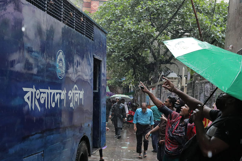 কোটা সংস্কার আন্দোলন ঘিরে সংঘর্ষ ও সহিংসতার ঘটনায় জড়িত অভিযোগে গ্রেপ্তার ব্যক্তিদের হাজির করা হয় ঢাকার সিএমএম আদালতে। পরে তাঁদের প্রিজন ভ্যানে করে কারাগারে নেওয়া হয়। আজ বৃহস্পতিবার দুপুরে সিএমএম কোর্ট প্রাঙ্গণে