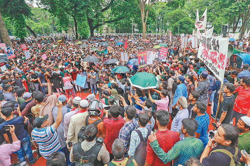 শিক্ষক ও নাগরিক সমাজের ডাকা ‘দ্রোহযাত্রা’ কর্মসূচিতে অ	ংশ নেন বিভিন্ন শ্রেণি–পেশার হাজারো মানুষ। সমাবেশে ‘জুলাই হত্যাকাণ্ডের’ বিচার চাওয়া হয়। গতকাল বিকেল সাড়ে চারটার দিকে কেন্দ্রীয় শহীদ মিনারে