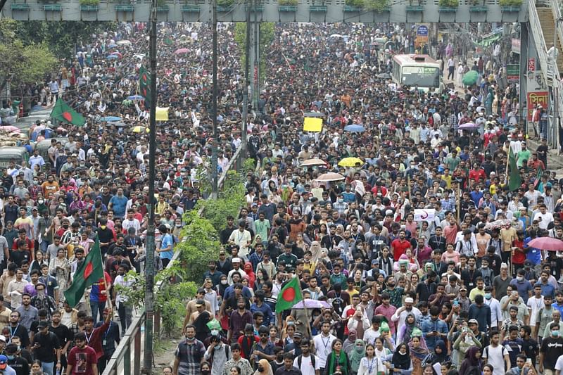 রাজধানীর কেন্দ্রীয় শহীদ মিনারের দিকে মিছিল নিয়ে যাচ্ছেন কোটা আন্দোলনকারীরা। আজ ৩ আগস্ট শনিবার