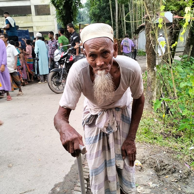 লক্ষ্মীপুরে রামগতি উপজেলার চর বাদাম ইউনিয়নের পশ্চিম চর কলাকোপা গ্রামের বাসিন্দা ইউনুছ মিয়া। বন্যায় তাঁর সব শেষ। বর্তমানে আশ্রয় নিয়েছেন কলাকোপা সরকারি প্রাথমিক বিদ্যালয়ে। গতকাল বিকেলে