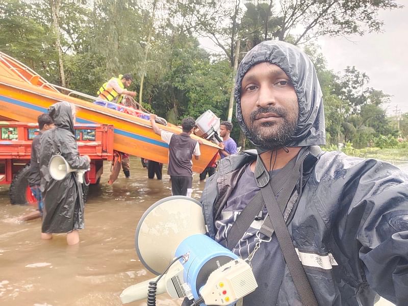 মমিনুর রহমান ফেনীর বন্যায় ৯ দিন স্বেচ্ছাসেবী হিসেবে কাজ করেছেন