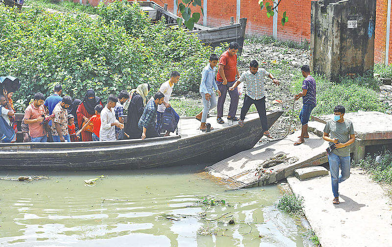 চট্টগ্রাম নগরের সল্টগোলা ঘাটটি নিয়ন্ত্রণ করছেন বিএনপির লোকজন। গতকাল সকাল ১০টায়