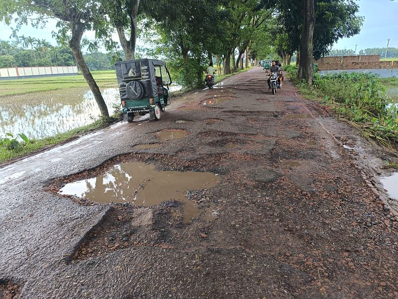 বন্যার পানি নেমে যাওয়ার পর দৃশ্যমান হচ্ছে ক্ষয়ক্ষতির পরিমাণ। বন্যায় কমলগঞ্জের প্রায় ৮০ কিলোমিটার সড়ক ক্ষতিগ্রস্ত হয়েছে। সম্প্রতি কমলগঞ্জ থেকে তোলা