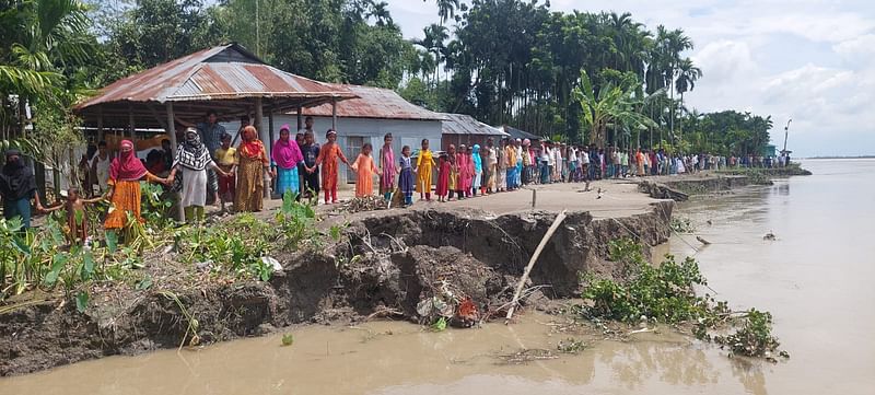 কুড়িগ্রামে তিস্তা নদীর ভাঙনে নিঃস্ব পরিবারগুলো নদী ভাঙন রোধের দাবি জানিয়ে মানববন্ধন করেছে। গত মঙ্গলবার দুপুরে রাজারহাট উপজেলার ঘড়িয়ালডাঙ্গা ইউনিয়নে তিস্তাপাড় থেকে তোলা