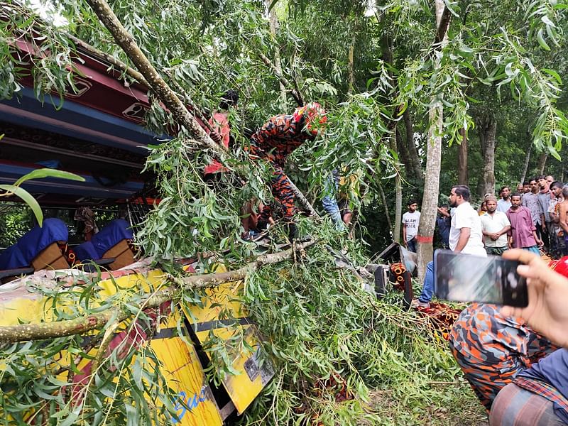 বাস ও ট্রাকের মুখোমুখি সংঘর্ষে বাসটি দুমড়েমুচড়ে গেছে। রোববার সকালে গোপালগঞ্জের কাশিয়ানী উপজেলার মাঝিগাতি এলাকায়