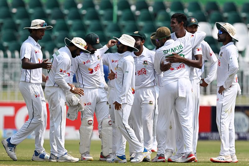 পাকিস্তানের আরও একটি উইকেটের পতন, বাংলাদেশের খেলোয়াড়দের উচ্ছ্বাস