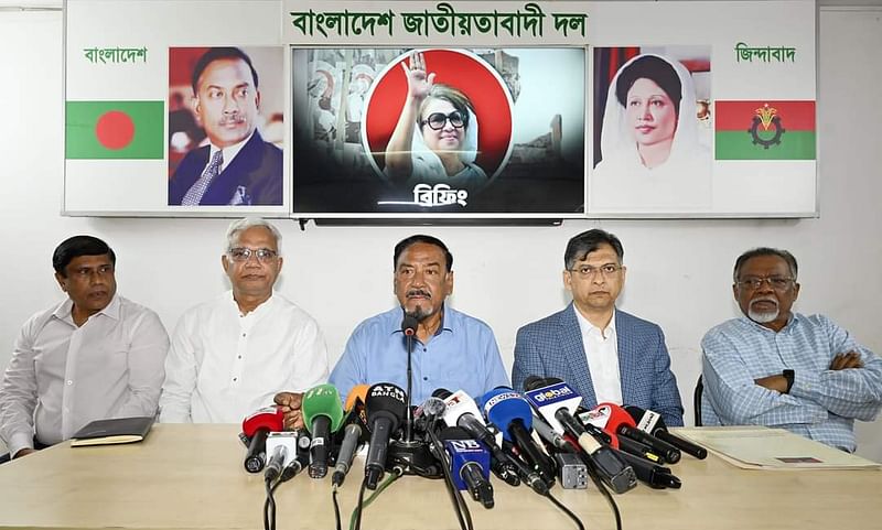 সংবাদ সম্মেলনে বক্তব্য দেন বিএনপির স্থায়ী কমিটির সদস্য মেজর (অব.) হাফিজ উদ্দিন আহমদ। গুলশানে বিএনপির চেয়ারপারসনের কার্যালয়, ৩ সেপ্টেম্বর