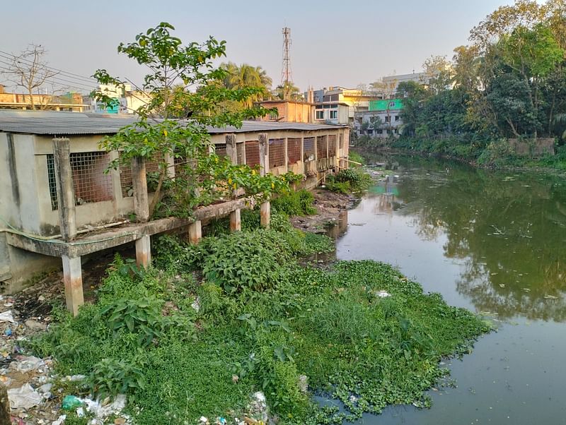 খাল দখল করে নির্মাণ করা হয়েছে পাকা স্থাপনা। অবাধে ফেলা হচ্ছে ময়লা আবর্জনা। লক্ষ্মীপুর পৌরসভার মাংস বাজার এলাকায়