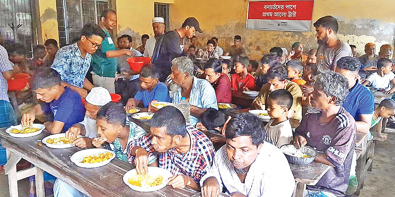 নোয়াখালীতে প্রথম আলো ট্রাস্টের উদ্যোগে বন্যার্ত মানুষের মধ্যে খাবার বিতরণ করা হয়। গতকাল দুপুরে বেগমগঞ্জের কুতুবপুর ইউনিয়নের শহীদ আমান উল্যাহ উচ্চবিদ্যালয়ে