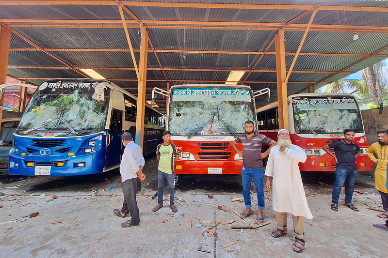 বরিশাল সরকারি ব্রজমোহন কলেজ ক্যাম্পাসে ভাঙচুর হওয়া তিনটি বাস