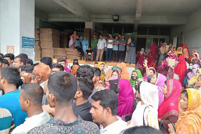 রাজশাহী-৪ আসনের সাবেক সংসদ সদস্য এনামুল হকের সোয়েটার কারখানার শ্রমিকেরা বকেয়া বেতনের দাবিতে বিক্ষোভ করছেন। আজ বুধবার দুপুরে রাজশাহী নগরের বিসিক এলাকায়