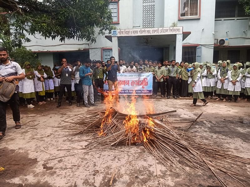 পরীক্ষা নেওয়ার দাবিতে দ্বিতীয় দিনের মতো বিক্ষোভ ও অবস্থান কর্মসূচি পালন করেছেন অঞ্চলের নার্সিং কলেজের শিক্ষার্থীরা। আজ বৃহস্পতিবার সকালে রাজশাহী মেডিকেল বিশ্ববিদ্যালয়ের পরীক্ষা নিয়ন্ত্রক ও কলেজ পরিদর্শকের দপ্তরের কার্যালয়ের সামনে