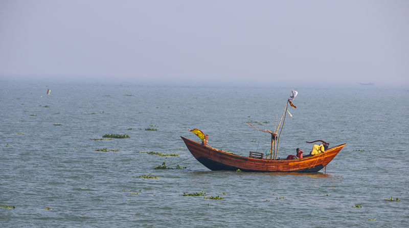 মেঘনা নদীতে জেলেদের মাছ শিকার