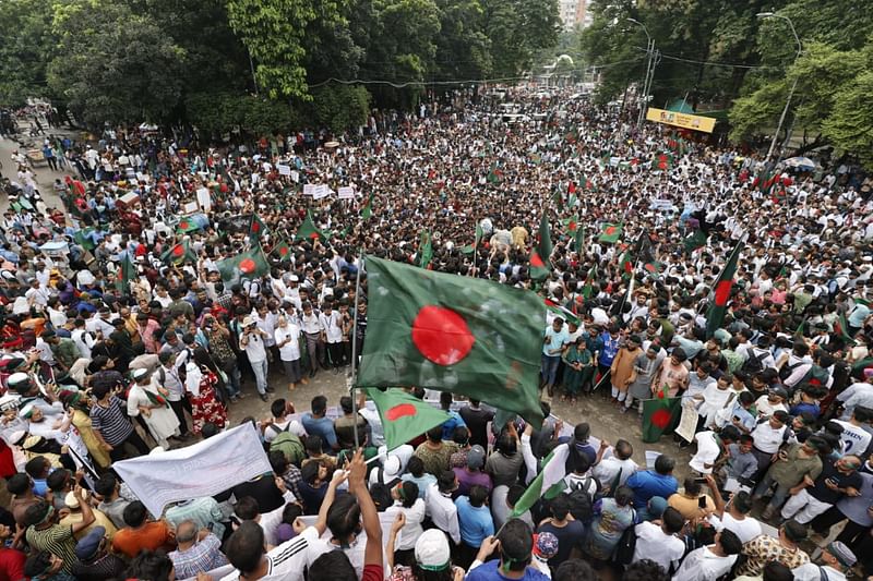 আজ বৃহস্পতিবার বেলা পৌনে চারটার দিকে  ঢাকা বিশ্ববিদ্যালয়ের রাজু ভাস্কর্য থেকে শহীদী মার্চ কর্মসূচি শুরু হয়।