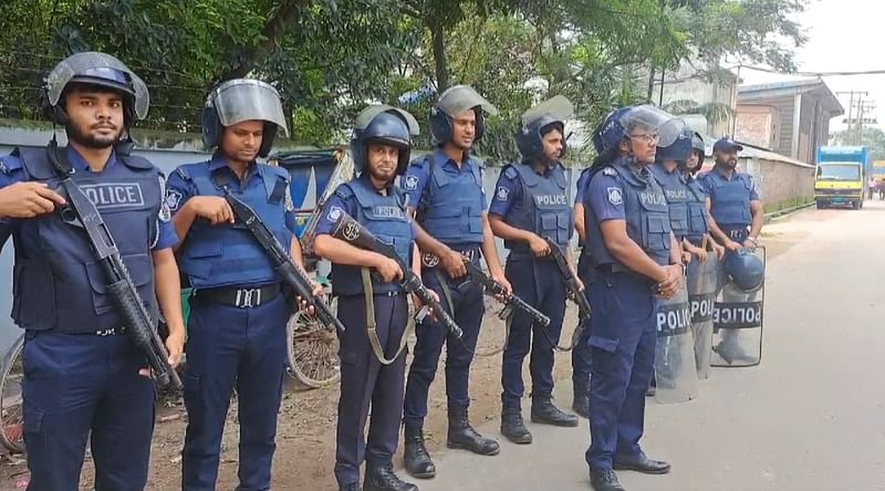 শিল্পকারখানার নিরাপত্তায় সতর্ক অবস্থানে আছে শিল্প পুলিশ। আজ বৃহস্পতিবার সকালে গাজীপুর নগরের কোনাবাড়ী এলাকায়