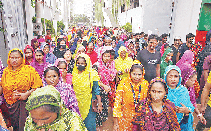 ট্রাউজার লাইন ও নাসা গ্রুপের একটি কারখানায় বাইরে থেকে হামলা হয়। এতে কারখানা বন্ধ হয়ে যাওয়ায় বেরিয়ে আসছেন শ্রমিকেরা। গতকাল আশুলিয়ার তৈয়বপুরে