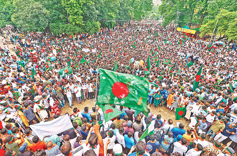 ছাত্র-জনতার অভ্যুত্থানে আওয়ামী লীগ সরকারের ক্ষমতাচ্যুতির এক মাস পূর্তিতে বৈষম্যবিরোধী ছাত্র আন্দোলনের ‘শহীদি মার্চ’। এ কর্মসূচি শুরুর আগে সমাবেশে হাজারো মানুষ। গতকাল বিকেলে ঢাকা বিশ্ববিদ্যালয়ের রাজু ভাস্কর্যের সামনে