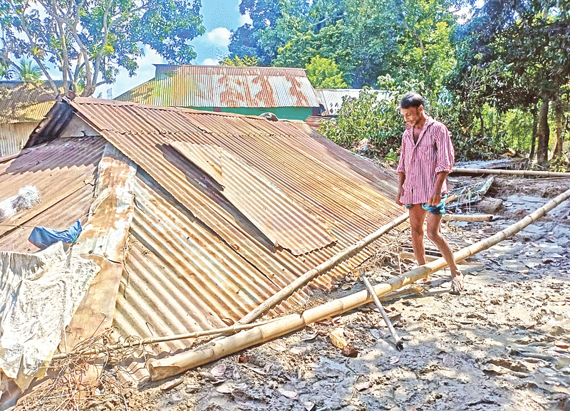 বসতঘরটি বন্যার পানিতে ধসে পড়ে আছে। ঘরে যা ছিল সব নষ্ট হয়ে গেছে। কুমিল্লার বুড়িচং উপজেলার বুড়বুড়িয়া গ্রামের ফয়েজ আহমেদের চিন্তা কীভাবে নতুন করে ঘর মেরামত করবেন। গত বুধবার দুপুরে