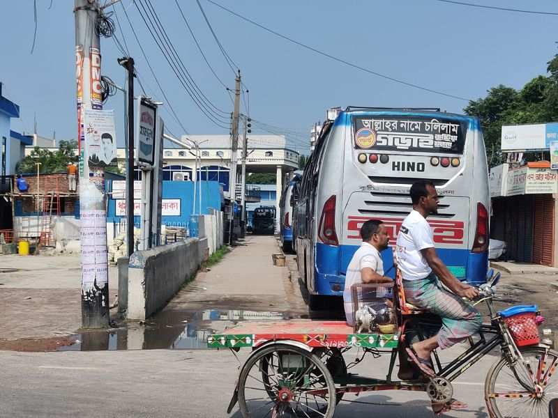 কুষ্টিয়ায় বাসশ্রমিকদের কর্মবিরতিতে বাস চলাচল বন্ধ। আজ সকাল ১০টায় মজমপুর বাস ডিপো এলাকায়