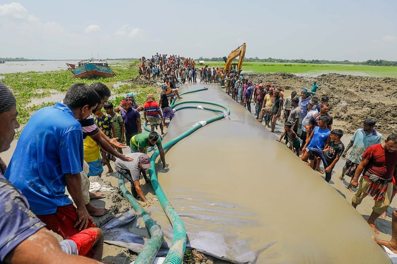 দাকোপের ঢাকী নদীর বাঁধ ভেঙে গতকাল কয়েকটি গ্রাম প্লাবিত হয়। স্থানীয় লোকজন ও প্রশাসন মিলে প্রথমে বালু দিয়ে জিও টিউব নির্মাণ করে পরে মাটি কেটে বাঁধটি মেরামত করে। শনিবার দাকোপের খোনা গ্রামে