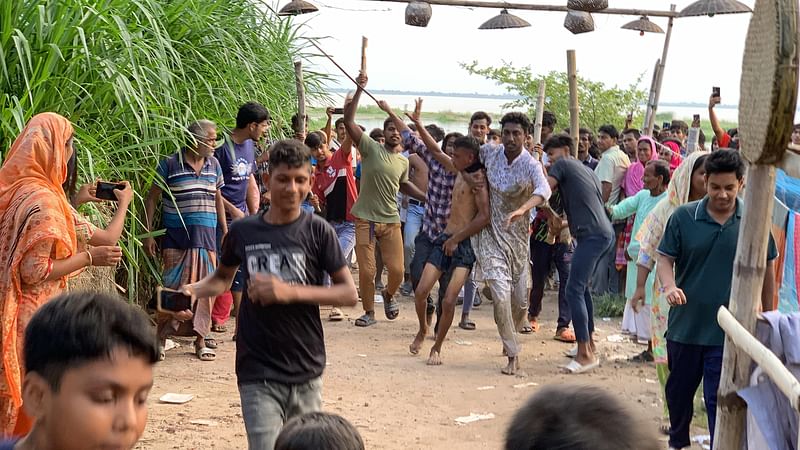 রাজশাহীতে ধর্ষণ ও হত্যার অভিযোগে দুজনকে আটক করে পুলিশে দেন শিক্ষার্থীরা। শনিবার বিকেলে নগরের আলুপট্টি এলাকায়