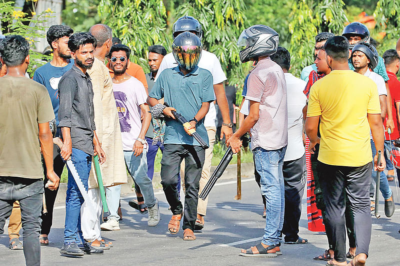 সিলেটের শাহজালাল বিশ্ববিদ্যালয় এলাকায় আগ্নেয়াস্ত্র হাতে ছাত্রলীগ-যুবলীগের কর্মীরা। 
গত ১৮ জুলাই বিকেলে তাঁরা আন্দোলনকারী শিক্ষার্থীদের ধাওয়া করেন