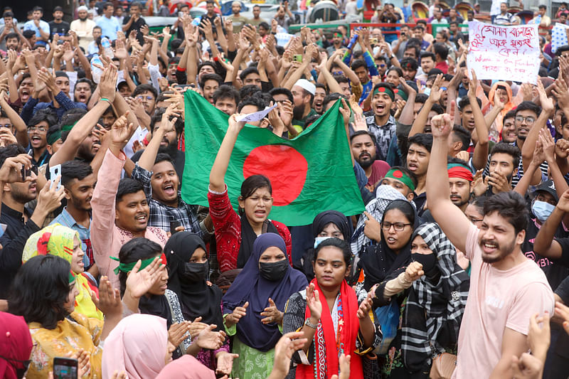 ‘আগে কেবা প্রাণ করিবেক দান, তারি লাগি তাড়াতাড়ি’ করে ‘দারুণ বিপ্লব-মাঝে’ এই জেন-জি যেন রূপকথার ফিনিক্স।