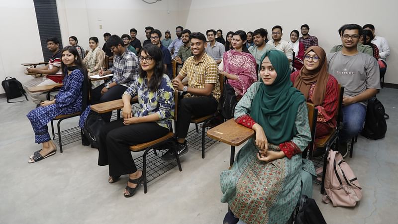 বেসরকারি বিশ্ববিদ্যালয়গুলোর মধ্যে ইস্ট ওয়েস্ট ইউনিভার্সিটি ১৮ আগস্ট থেকেই ক্লাস শুরু করেছে।