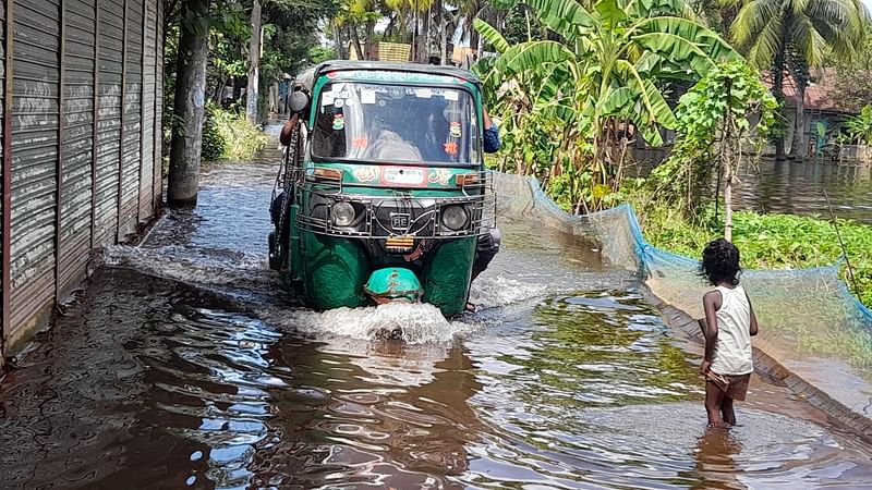 নোয়াখালীতে বন্যার পানি নামছে ধীরগতিতে। এখনো অনেক সড়ক পানির নিচে। ভোগান্তিতে বন্যাদুর্গত মানুষ। আজ সকালে বেগমগঞ্জের আলিপুর এলাকা থেকে তোলা