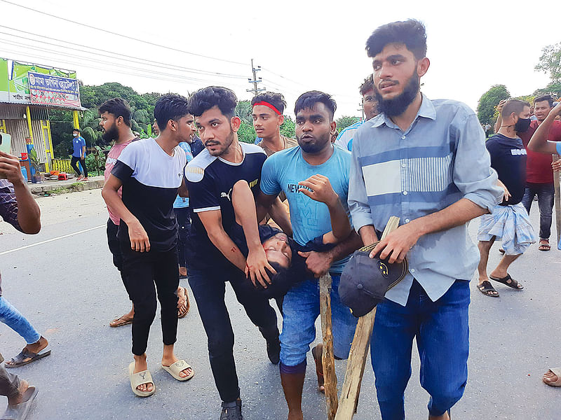 আহত এক শিক্ষার্থীকে হাসপাতালে নিয়ে যাওয়া হচ্ছে। গত ৪ আগস্ট কুমিল্লার দাউদকান্দির শহীদনগর এলাকায়