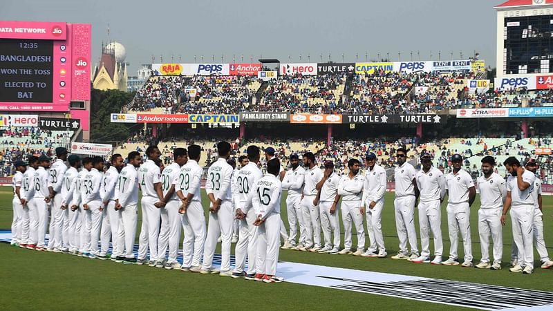 ভারতে বাংলাদেশের সর্বশেষ টেস্টের আগে দুই দল। কলকাতার ইডেন গার্ডেনে সেই টেস্টটি ছিল ভারতের মাটিতে প্রথম দিবারাত্রির টেস্ট