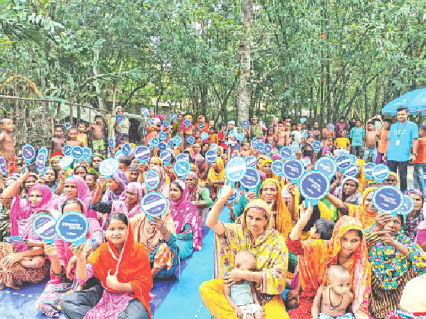 নীলফামারীর জলঢাকা উপজেলার ৩ নম্বর বালাগ্রাম ইউনিয়নের উঠান বৈঠকে অংশগ্রহণকারীদের হাতে ‘ইন্টারনেটের দুনিয়া সবার’ লেখা হাতপাখা। ৩ সেপ্টেম্বর