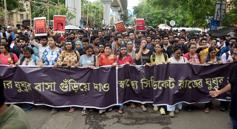 পশ্চিমবঙ্গের আর জি কর মেডিকেল কলেজ হাসপাতালে শিক্ষানবিশ এক চিকিৎসককে ধর্ষণের পর হত্যার ঘটনায় ব্যাপক বিক্ষোভ ছড়িয়ে পড়ে