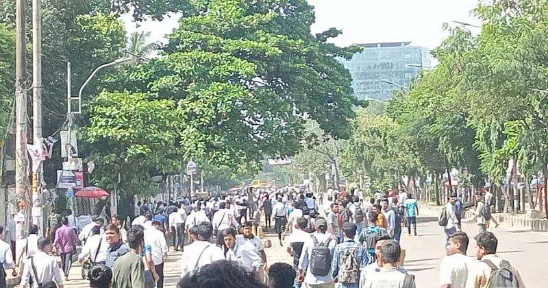 আজ মঙ্গলবার দুপুরে ঢাকা কলেজ ও আইডিয়াল কলেজের শিক্ষার্থীদের মধ্যে সংঘর্ষ হয়