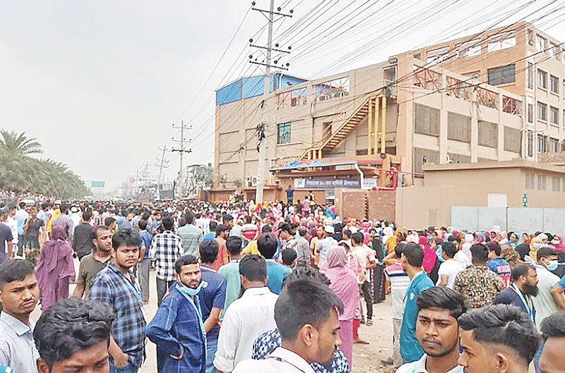 সাভারে মহাসড়কে পোশাক কারখানার শ্রমিকদের বিক্ষোভ। ৩ সেপ্টেম্বর