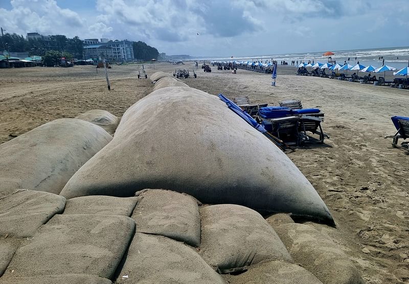 কক্সবাজার সমুদ্রসৈকতের ভাঙন ঠেকাতে ২০২২ সালের সেপ্টেম্বর মাসে বালুভর্তি জিও টিউব ব্যাগের বাঁধ দিয়েছিল পানি উন্নয়ন বোর্ড। এখন বিভিন্ন অংশ ফুটো হয়ে সৈকতে মিশে যাচ্ছে। গতকাল দুপুরে