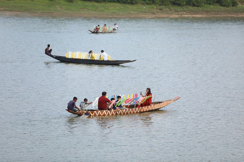 সিলেট সদরের বাইশটিলা এলাকার উফতার হাওরে পরিবার-পরিজন নিয়ে নৌকায় ঘুরে বেড়ান অনেকে