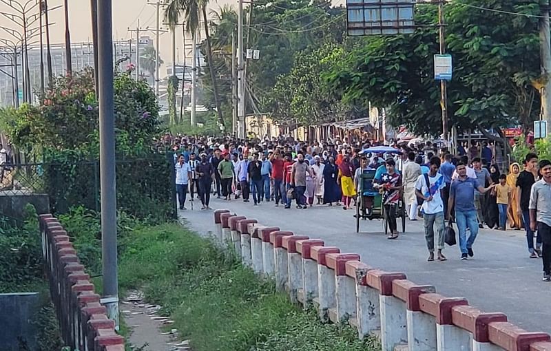 আগষ্ট মাসের বেতনের দাবিতে বিক্ষোভ করছে গাজীপুরের সারাবো এলাকার বেক্সিমকো ইন্ডাষ্ট্রিয়াল পার্কের শ্রমিকেরা। মঙ্গলবার বিকেলে