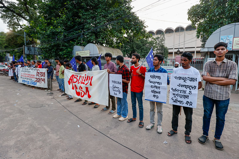 জুলাই গণহত্যার বিচারসহ বিভিন্ন দাবিতে বাংলাদেশ ছাত্র ইউনিয়নের একাংশের নেতা–কর্মীদের মানববন্ধন। আজ বৃহস্পতিবার রাজধানীর শাহবাগে