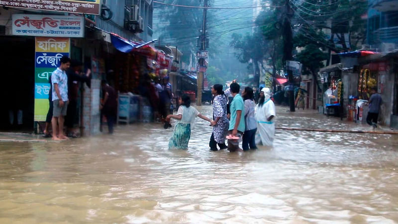 ভারী বর্ষণে ডুবেছে কক্সবাজার শহর। কলাতলী হোটেল–মোটেল জোন  সড়ক ডুবে থাকায় দুর্ভোগে পড়েন পর্যটকেরা। আজ দুপুরে