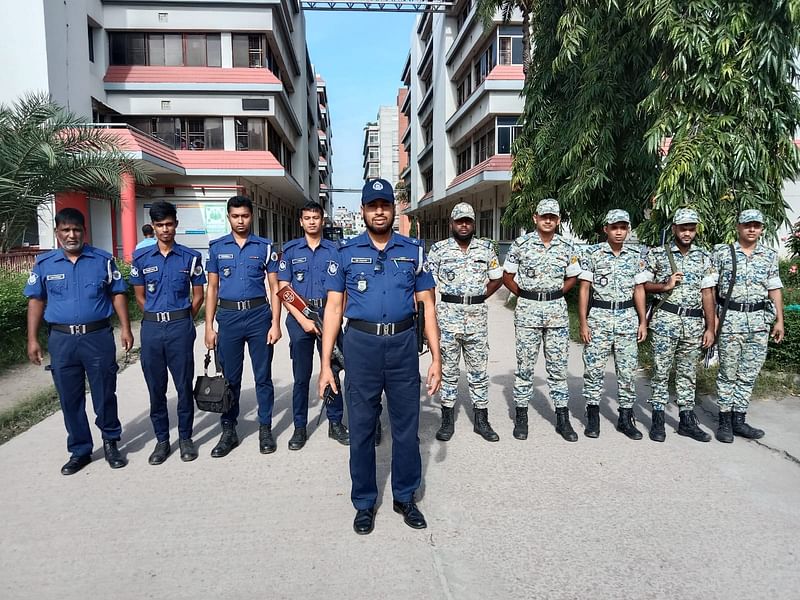 পরিস্থিতি স্বাভাবিক রাখতে কারখানার সামনে পাহারা দিচ্ছেন পুলিশ সদস্যরা। আজ শুক্রবার দুপুরে গাজীপুর নগরের ছয়দানা এলাকায়