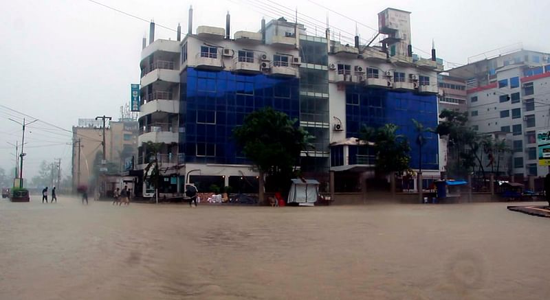 ভারী বৃষ্টিতে ডুবে আছে কক্সবাজার শহরের কলাতলীর সড়ক